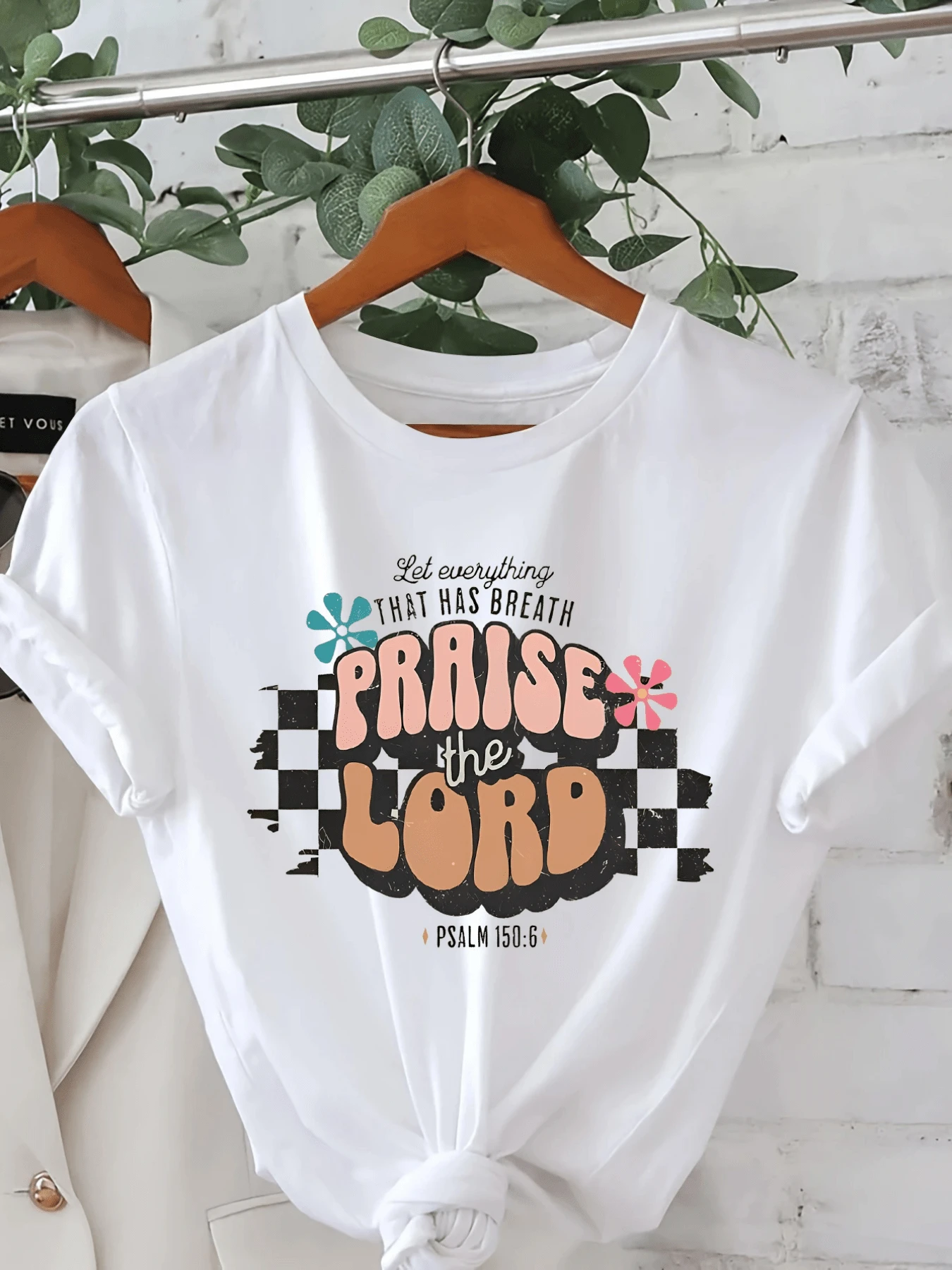 Frase inspiradora que celebra la fe y la gratitud hacia la vida con un mensaje optimista acompañado de flores coloridas y cuadros retro camiseta de mujer casual cómoda ideal para uso diario - Blanco - Ver 1