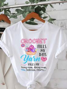 Cesta de hilos coloridos con corazones y flores simbolizando la pasión creativa por el crochet y la alegría diaria camiseta de mujer cómoda casual y moderna para amantes del tejido - Blanco - Ver 1