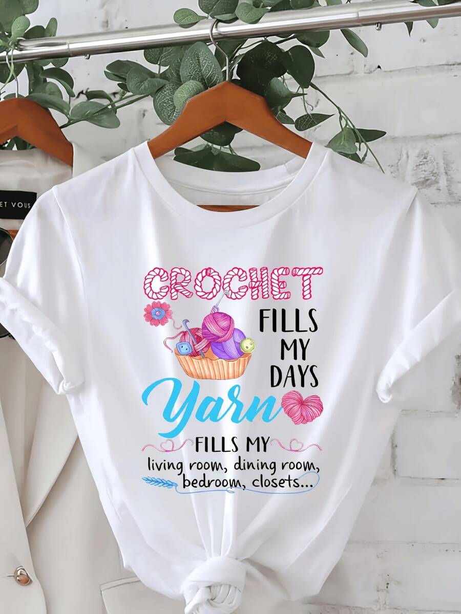 Cesta de hilos coloridos con corazones y flores simbolizando la pasión creativa por el crochet y la alegría diaria camiseta de mujer cómoda casual y moderna para amantes del tejido - Blanco - Ver 1