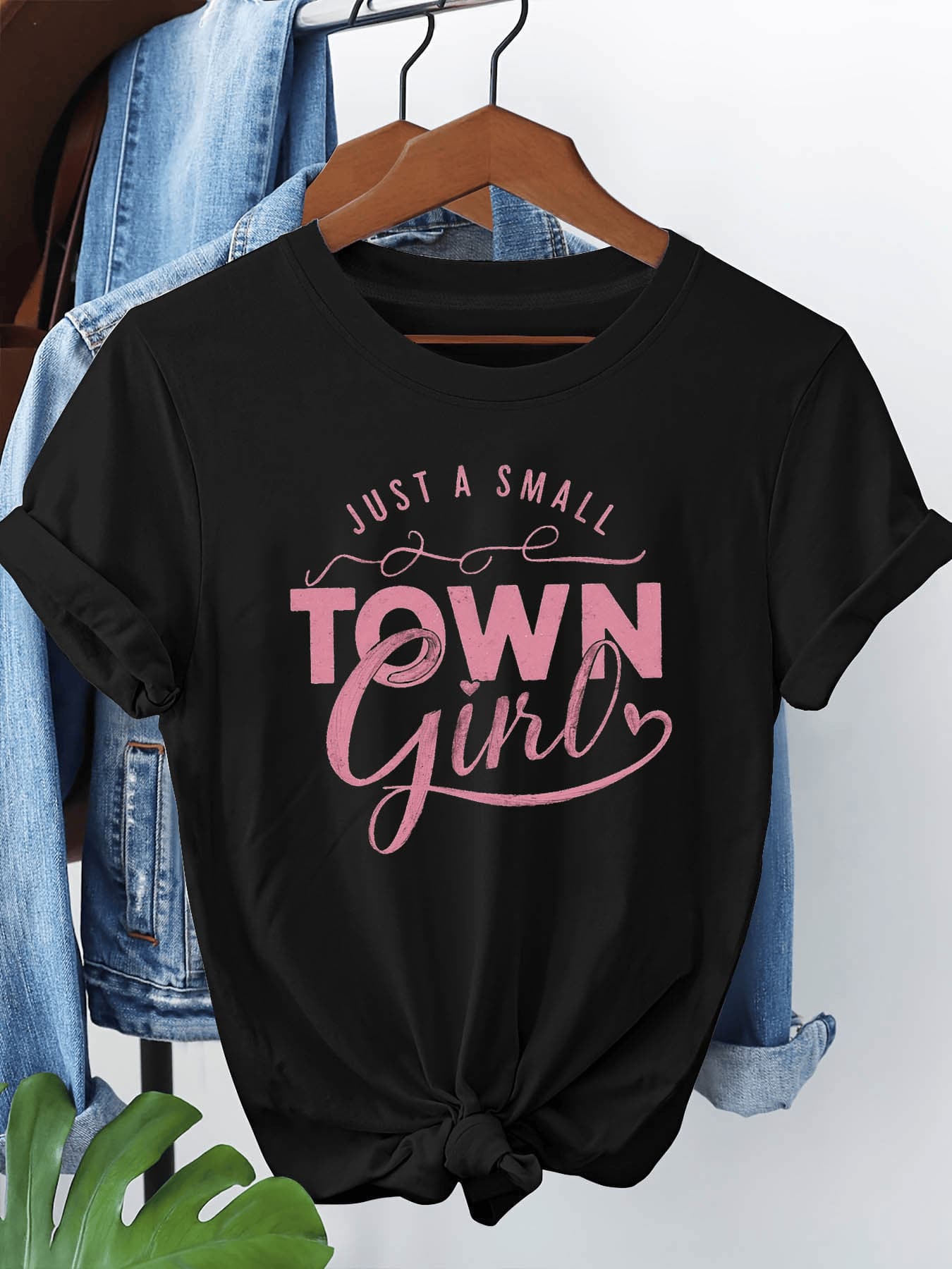 Frase que celebra el espíritu libre y la sencillez de una chica de pueblo con letras rosas inspiradoras simbolizando autenticidad y confianza camiseta de mujer casual moderna cómoda para uso diario - Negro - Ver 1