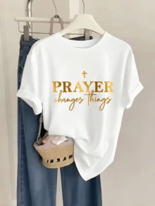 Mensaje inspirador con letras doradas que transmiten fe esperanza y poder interior al recordar que las oraciones transforman la vida y fortalecen el espíritu camiseta de mujer moderna casual cómoda para uso diario - Blanco - Ver 1