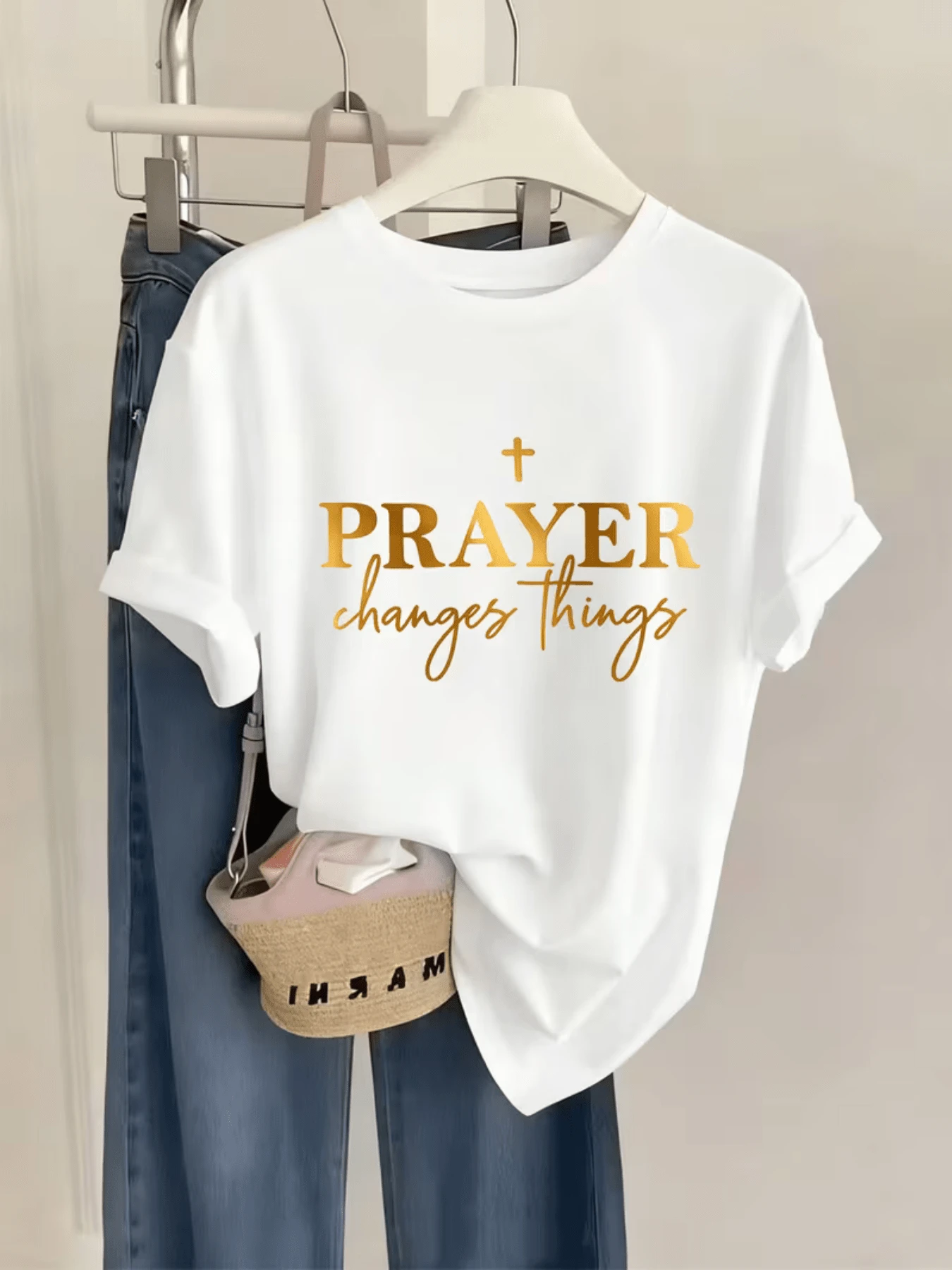 Mensaje inspirador con letras doradas que transmiten fe esperanza y poder interior al recordar que las oraciones transforman la vida y fortalecen el espíritu camiseta de mujer moderna casual cómoda para uso diario - Blanco - Ver 1