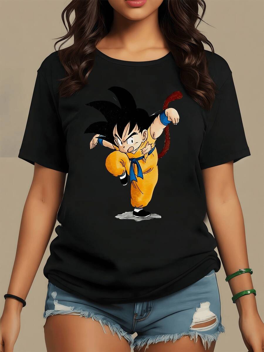 Figura de un joven guerrero de cabello oscuro elevando su energía en una postura de lucha que simboliza coraje espíritu y determinación camiseta de mujer casual para uso diario cómoda y moderna - Negro - Ver 1