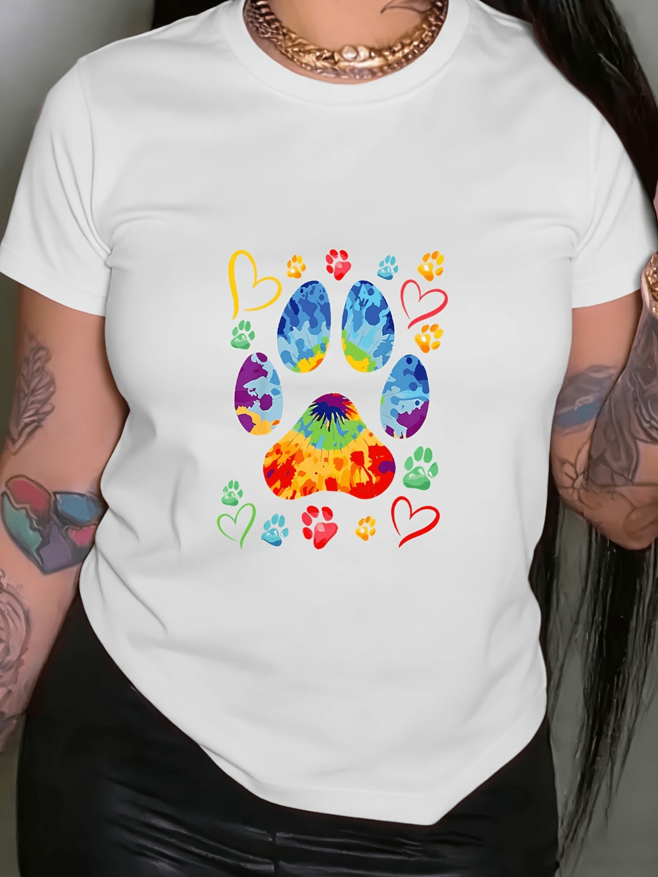 Huella multicolor que simboliza amor por los animales unión y alegría con corazones y patas coloridas plena de energía positiva camiseta de mujer casual moderna cómoda para uso diario - Blanco - Ver 1