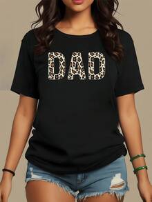 Texto con letras grandes que forman la palabra DAD decoradas con estampado de leopardo simbolizando fuerza carácter y un vínculo familiar lleno de amor y orgullo camiseta de mujer casual cómoda y moderna para uso diario - Negro - Ver 8