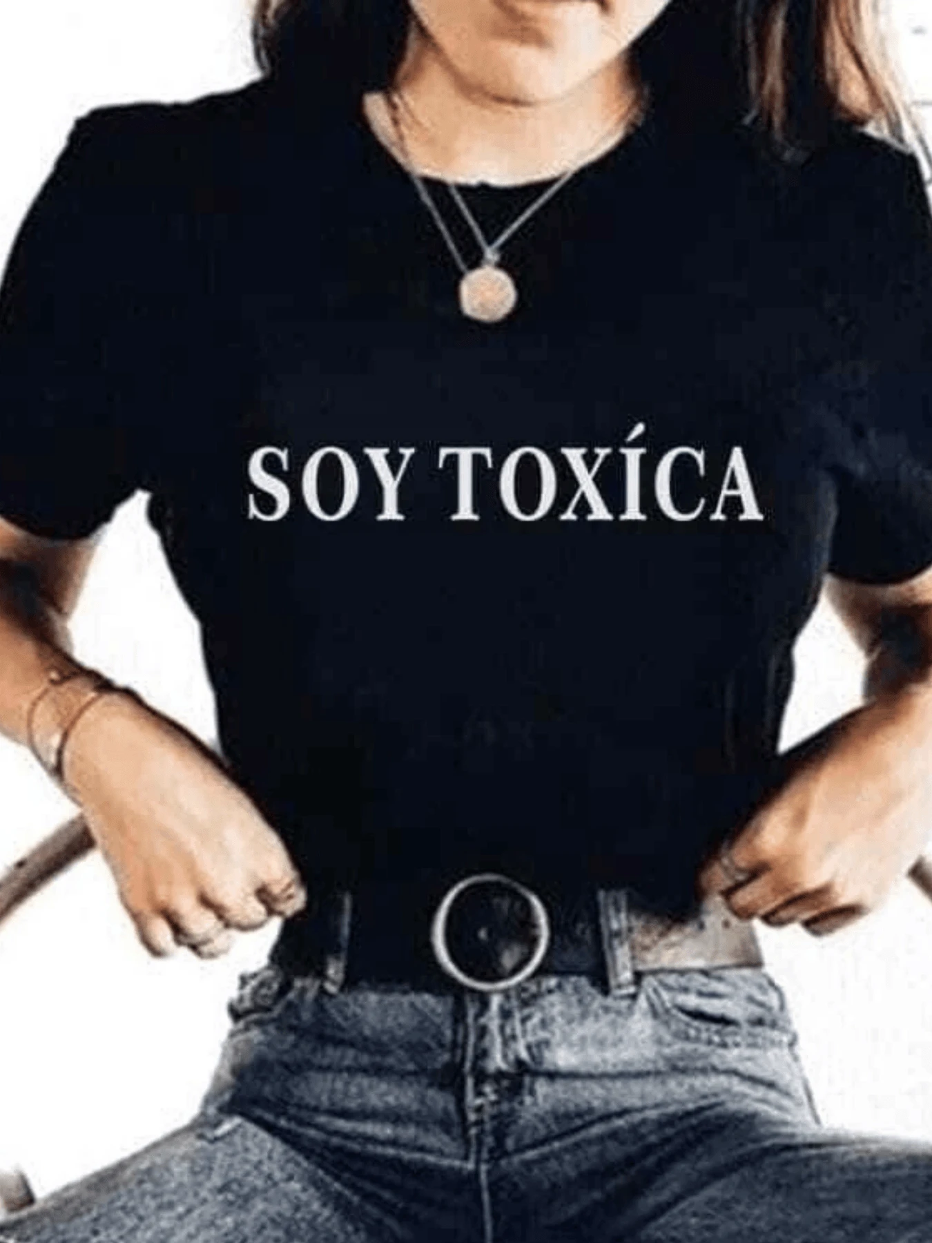 Frase divertida que expresa actitud segura y humor sarcástico con texto grande SOY TÓXICA ideal para mujeres con personalidad fuerte camiseta de mujer casual moderna cómoda para uso diario - Negro - Ver 1