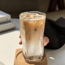 這款獨特的 400ml 紋理玻璃杯非常適合冰咖啡、茶、果汁、雞尾酒和其他飲料。它是一款多功能的夏季飲品杯，非常適合家庭酒吧和廚房，易於攜帶，也是送給女性的創意禮物。 - 彩色 - 查看 7