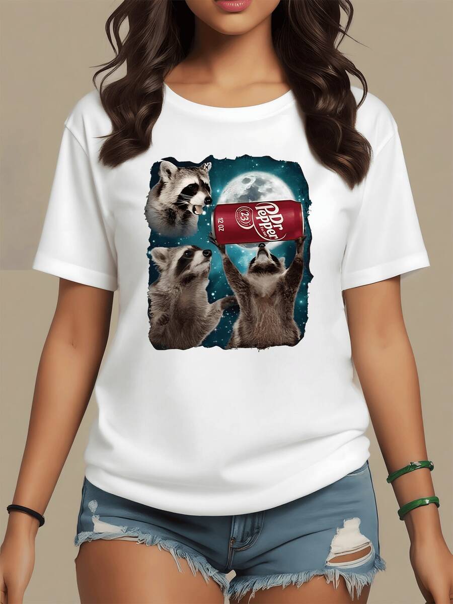 Tres mapaches curiosos bebiendo refresco frente a una luna brillante que refleja un ambiente nocturno divertido y lleno de imaginación camiseta de mujer casual moderna perfecta para uso diario - Blanco - Ver 1