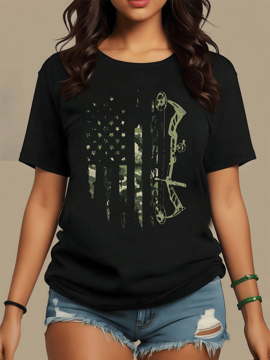 Bandera estadounidense formada por franjas en camuflaje verde que reflejan fuerza naturaleza y espíritu aventurero junto a un arco de caza simbolizando precisión libertad y conexión con el aire fresco camiseta de mujer casual moderna cómoda - Negro - Ver 1