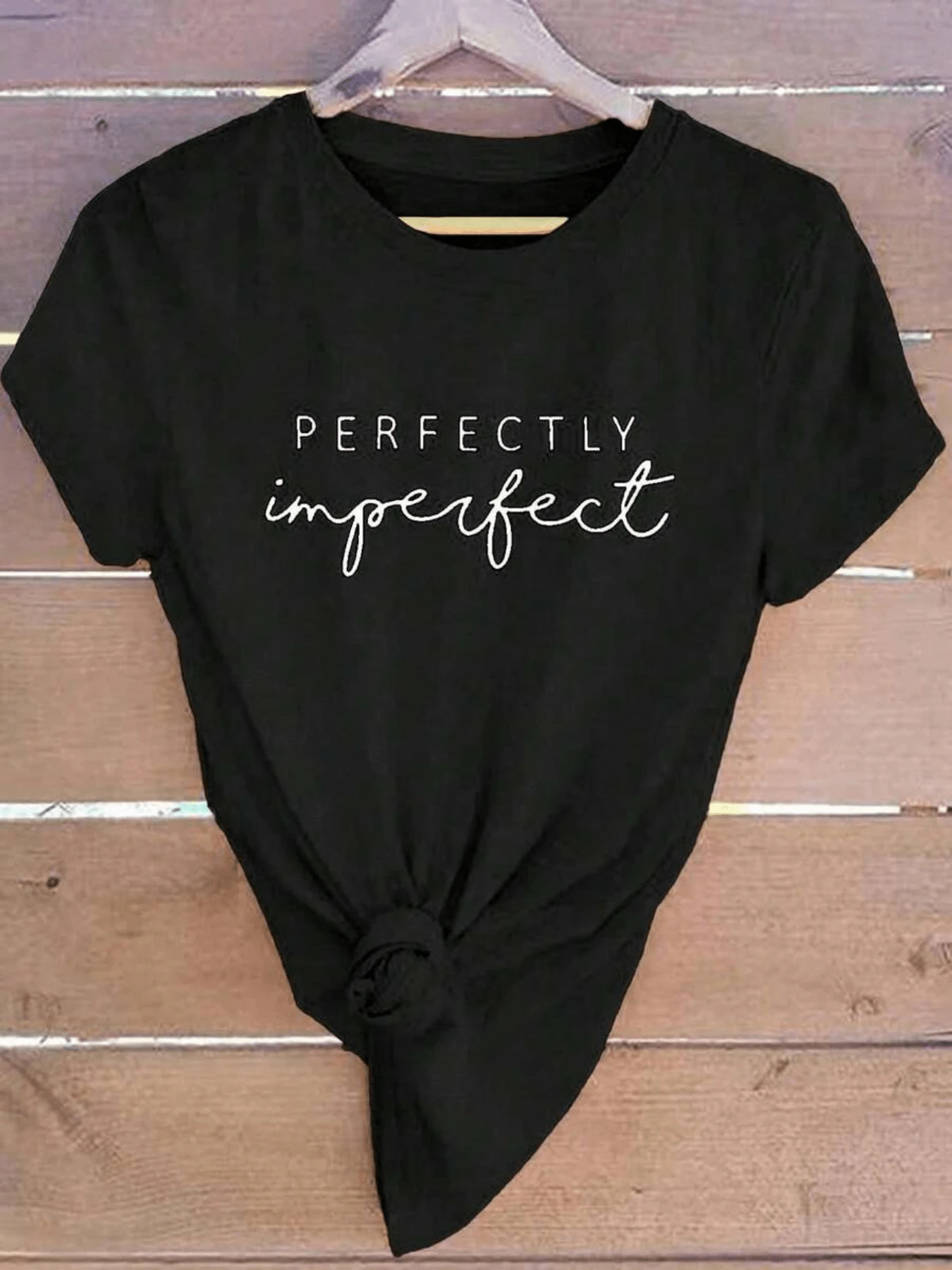 Mensaje que celebra la autenticidad femenina y la belleza de aceptarse tal como uno es resaltando confianza elegancia y actitud positiva camiseta de mujer moderna para uso diario cómoda y casual - Negro - Ver 1