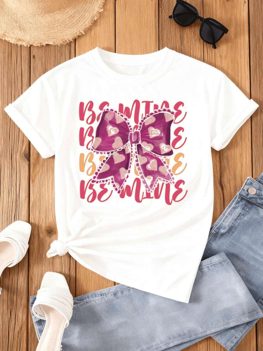 Gran lazo rosa con corazones que expresa dulzura y amor romántico con letras artísticas que inspiran afecto y ternura ideal para momentos especiales camiseta de mujer casual moderna y cómoda para uso diario - Blanco - Ver 1