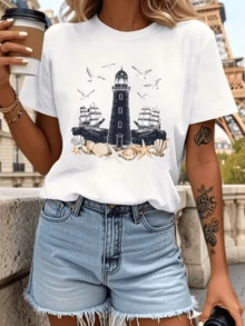 Faro rodeado de barcos veleros que navegan entre conchas marinas estrellas y gaviotas simbolizando libertad y aventura en un paisaje costero camiseta de mujer casual cómoda para verano - Blanco - Ver 8