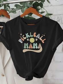 Motivo alegre con pelota de pickleball rodeada de estrellas y letras coloridas que celebran la energía y diversión de una madre deportista camiseta de mujer casual moderna cómoda para uso diario - Negro - Ver 1