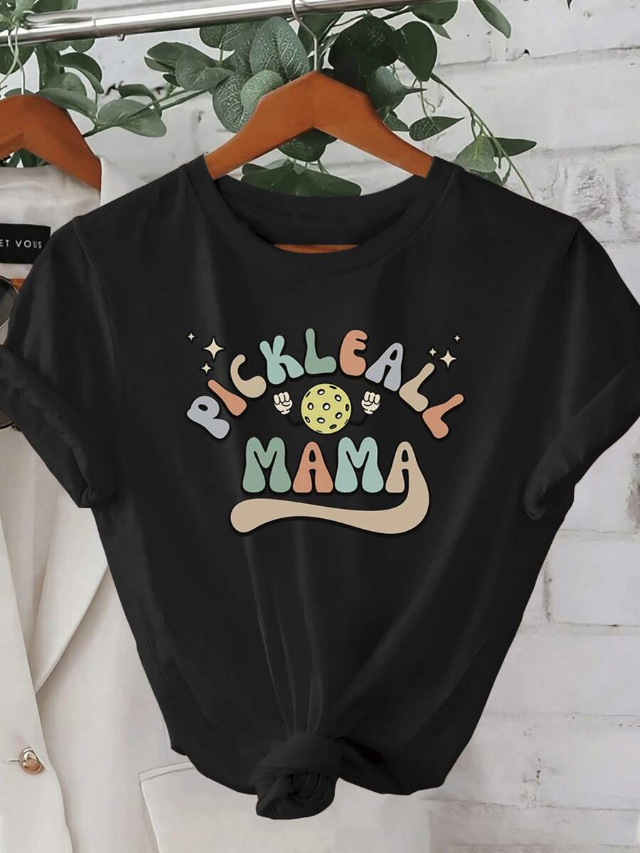 Motivo alegre con pelota de pickleball rodeada de estrellas y letras coloridas que celebran la energía y diversión de una madre deportista camiseta de mujer casual moderna cómoda para uso diario - Negro - Ver 1
