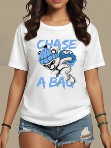 Oso decidido con gorro azul que corre llevando una bolsa de dinero simboliza motivación ambición y energía para alcanzar metas camiseta de mujer casual moderna cómoda para uso diario - Blanco - Ver 8