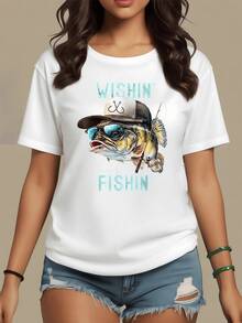 Pez divertido con gorra y gafas refleja amor por la pesca y la tranquilidad del agua camiseta de mujer casual moderna ideal para días relajados y amantes del aire libre - Blanco - Ver 1