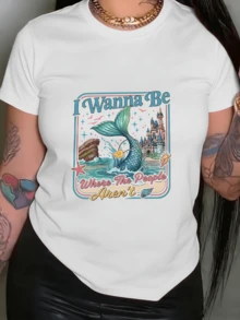 Sirena con cola verde emergiendo del mar frente a un castillo brillante rodeada de estrellas con mensaje inspirador que evoca libertad y deseo de vivir lejos del bullicio camiseta de mujer casual moderna cómoda para verano - Blanco - Ver 6
