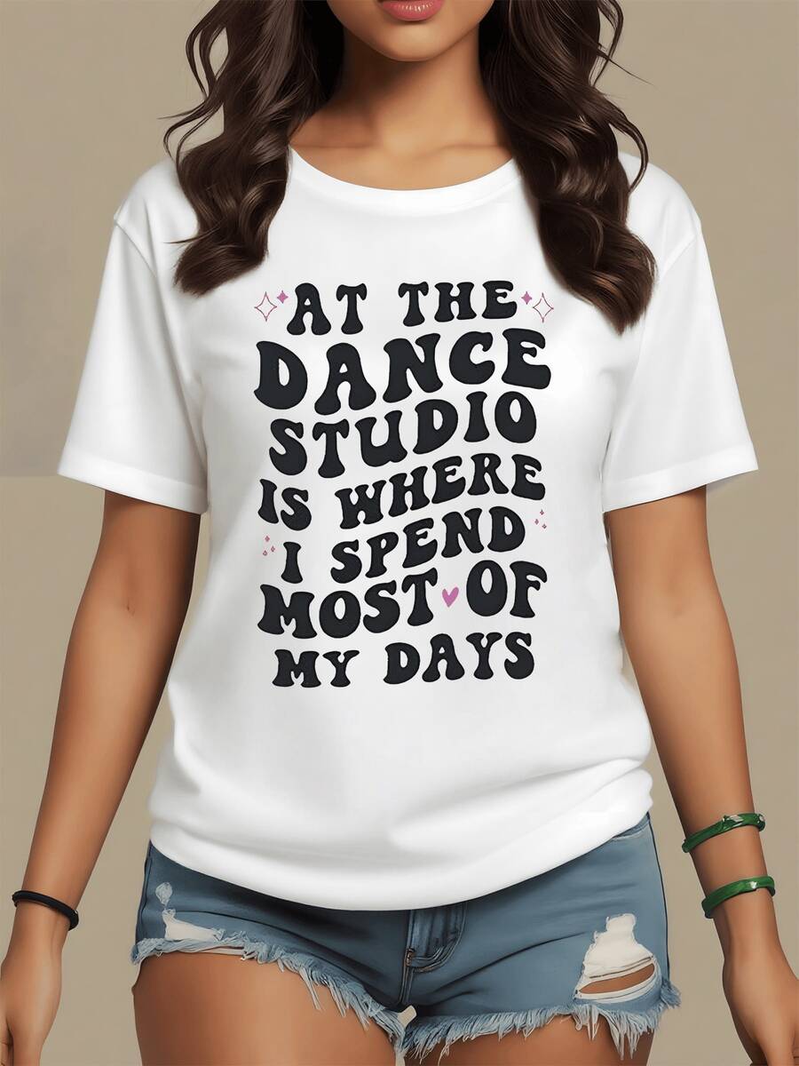 Frase sobre pasar la mayor parte del tiempo en el estudio de danza expresando pasión por el baile con tipografía divertida y toque juvenil camiseta de mujer casual cómoda para uso diario - Blanco - Ver 1