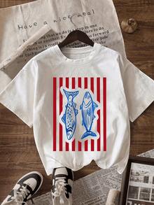 Two Blue Fish, Symbols Of Freedom And Energy, Swim In Front Of A Red Striped Pattern That Evokes Movement And Artistic Contrast. A Modern, Comfortable, Casual Women's T-Shirt For Everyday Wear. - 白色 - 查看 8