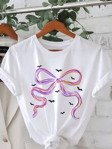 Lazo grande en tonos morado y dorado que simboliza la unión entre la fantasía y la libertad rodeado de pequeñas siluetas de murciélagos que evocan misterio y encanto camiseta de mujer casual moderna y cómoda - Blanco - Ver 6