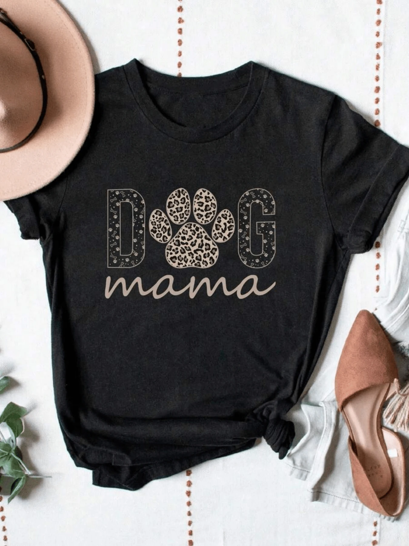 Huella de pata con textura animal que simboliza el amor profundo por las mascotas y la conexión entre humanos y perros camiseta de mujer casual cómoda y moderna - Negro - Ver 1