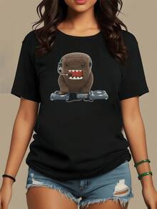 Figura de pequeño monstruo marrón tocando música con auriculares y consola de DJ transmitiendo energía divertida y espíritu libre ideal para amantes del ritmo camiseta de mujer moderna casual - Negro - Ver 8