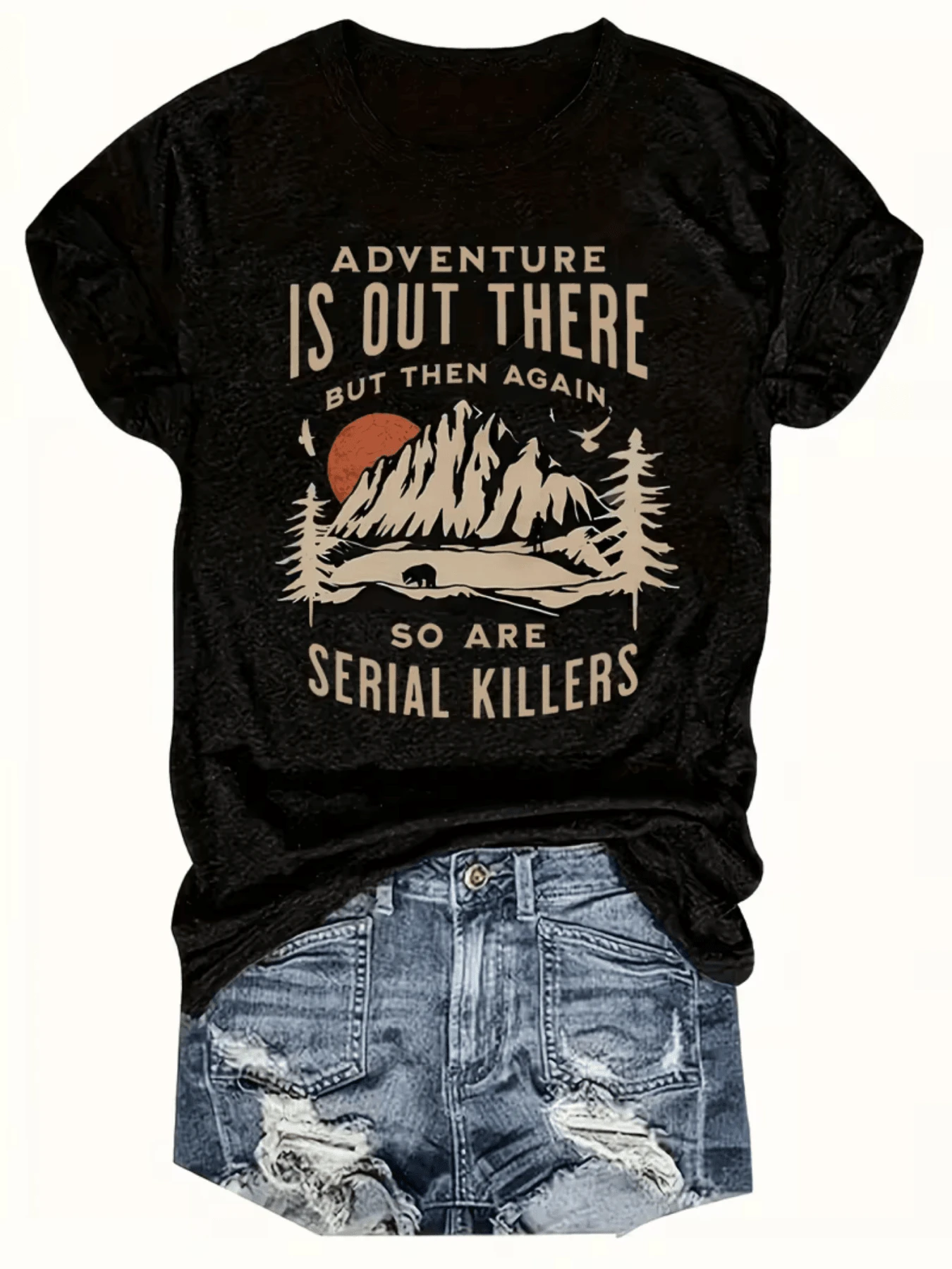 Mountains At Sunset, Accompanied By Pine Trees And A Bear, Symbolize Adventure In Nature, Recalling The Contrast Between Beauty And Danger. Comfortable Casual Women's T-Shirt For Everyday Wear. - 黑色 - 查看 1