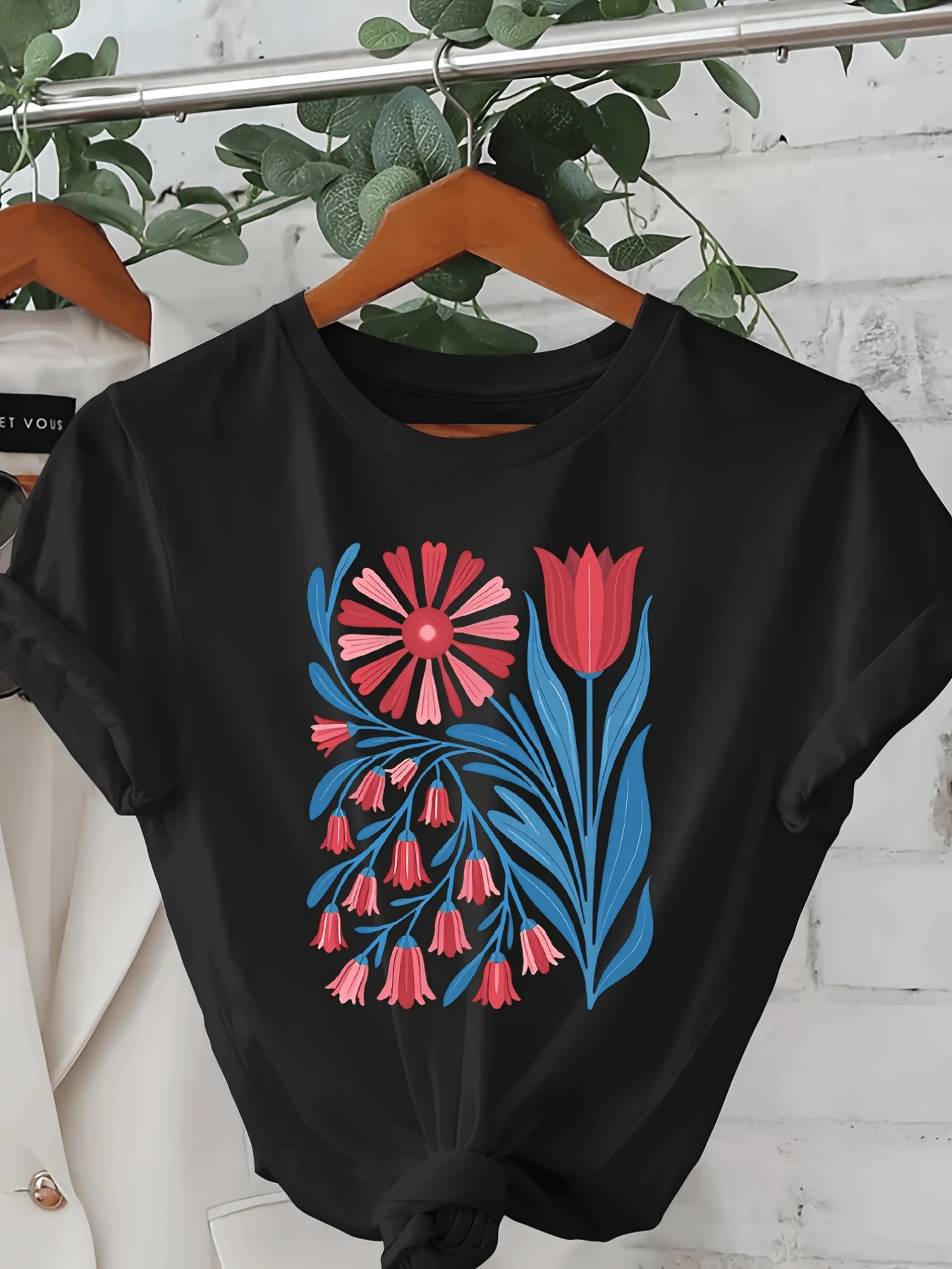 Flores rojas y azules que simbolizan energía vital y equilibrio natural formando un conjunto armónico que inspira serenidad y alegría camiseta de mujer moderna casual cómoda para uso diario - Negro - Ver 1