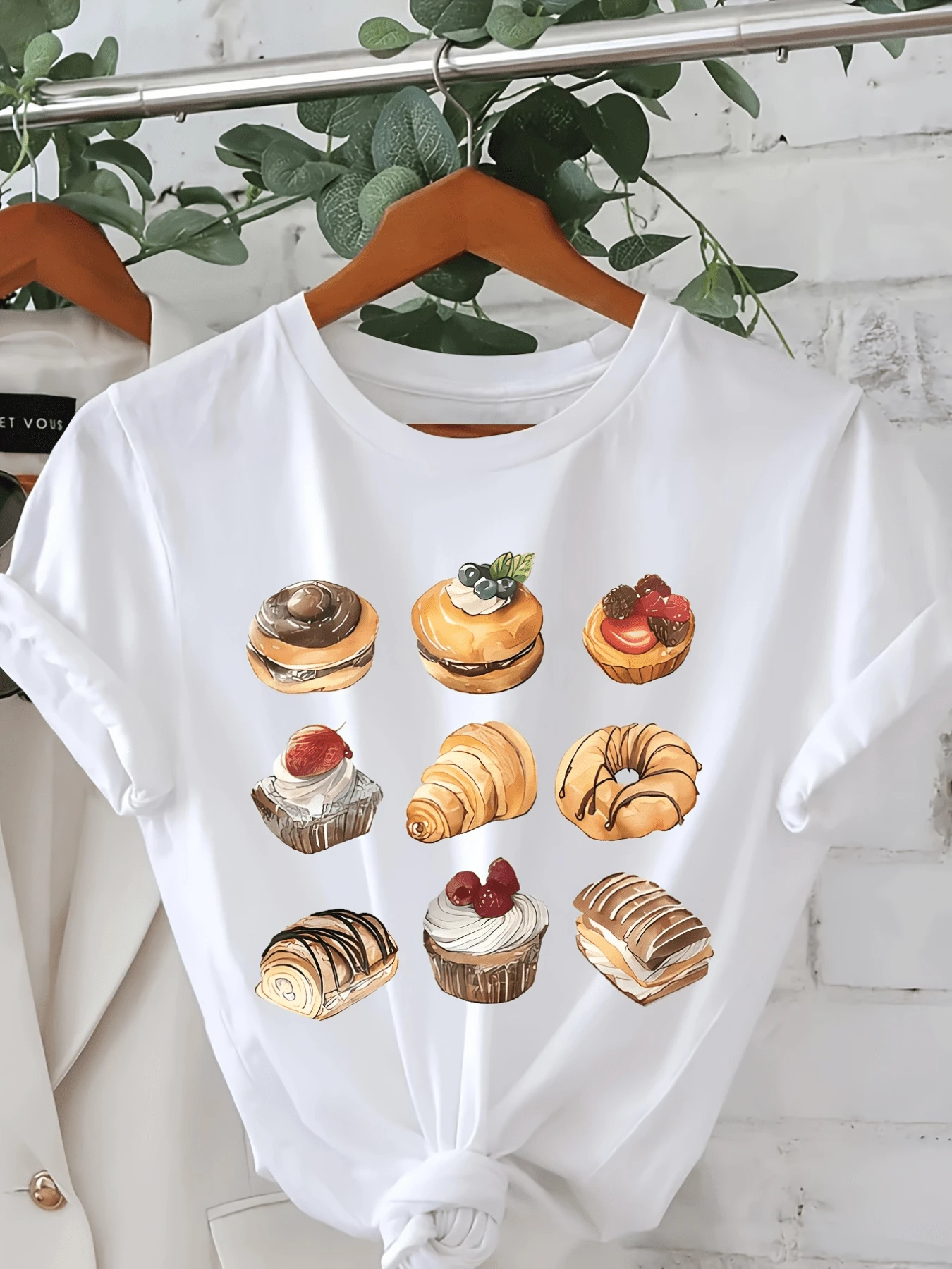 French Cakes And Sweets Drawn With Colorful Details That Evoke The Sweetness Of A Cozy Cafe And Convey A Sense Of Joy And Creativity. Modern Casual Women's T-Shirt For Everyday Wear - 白色 - 查看 1