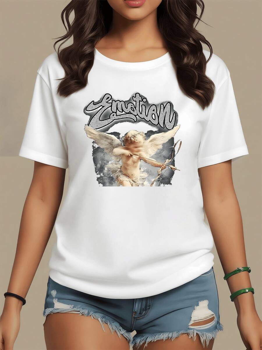 Querubín alado sosteniendo arco entre nubes simbolizando pureza amor y ternura celestial con palabra Emotion en estilo artístico camisetas de mujer casual moderna cómoda para verano - Blanco - Ver 1