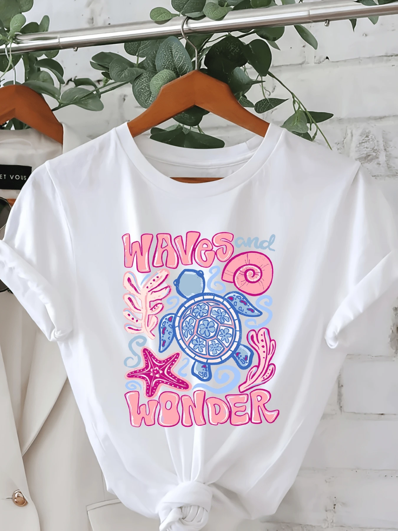 Sea Turtle Surrounded By Waves, Starfish, And Coral Leaves Symbolizing The Connection With Nature And The Serenity Of The Ocean. Comfortable And Modern White Casual Women's T-Shirt - 白色 - 查看 1