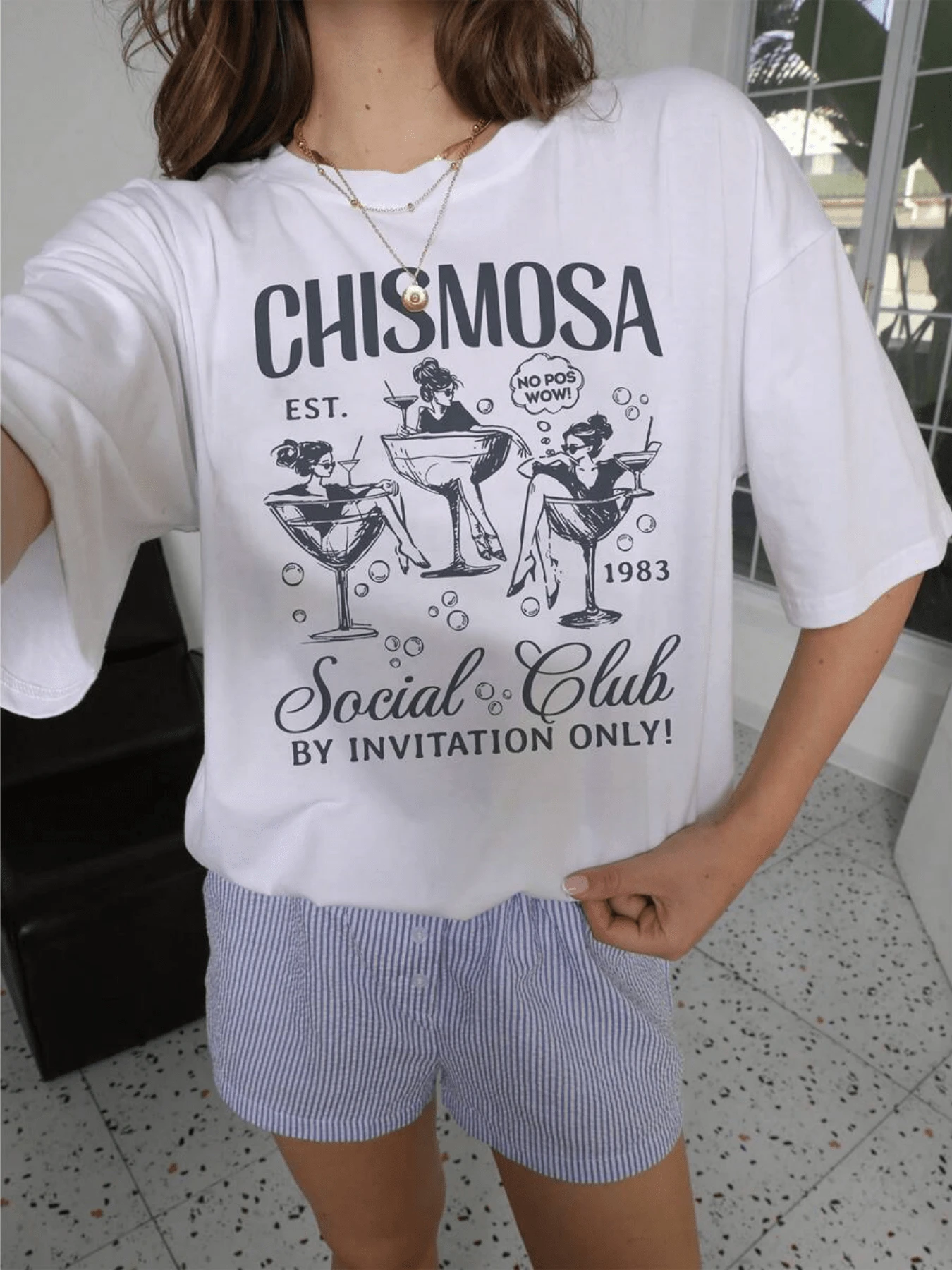 Three Relaxed Women Inside Cocktail Glasses Represent The Fun Among Friends And The Social Spirit Of Sharing Unique Moments With Style And Joy. A Comfortable, Modern Casual Women's T-Shirt, Ideal For A Get-Together Or A Night Out. - 白色 - 查看 1