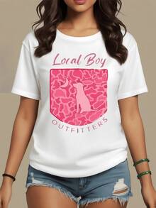 Silueta de un perro mirando la luna rodeada de un patrón rosado que evoca calma y conexión con la naturaleza transmitiendo libertad y ternura camiseta de mujer moderna casual cómoda y con espíritu aventurero - Blanco - Ver 1