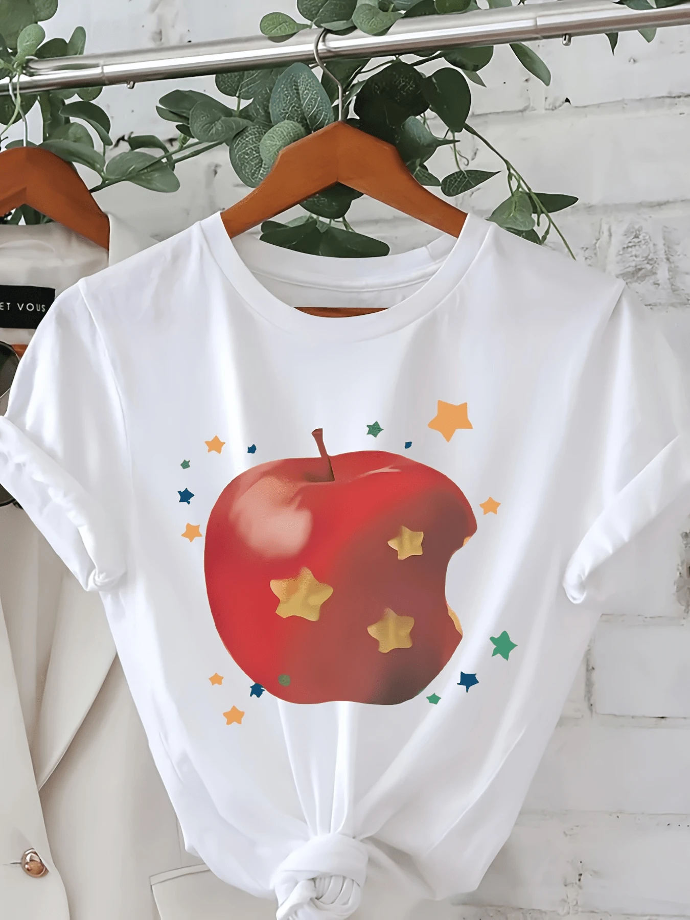 Manzana roja brillante con estrellas doradas simboliza sueños dulces y energía positiva llena de vitalidad camiseta de mujer casual moderna cómoda para uso diario - Blanco - Ver 1