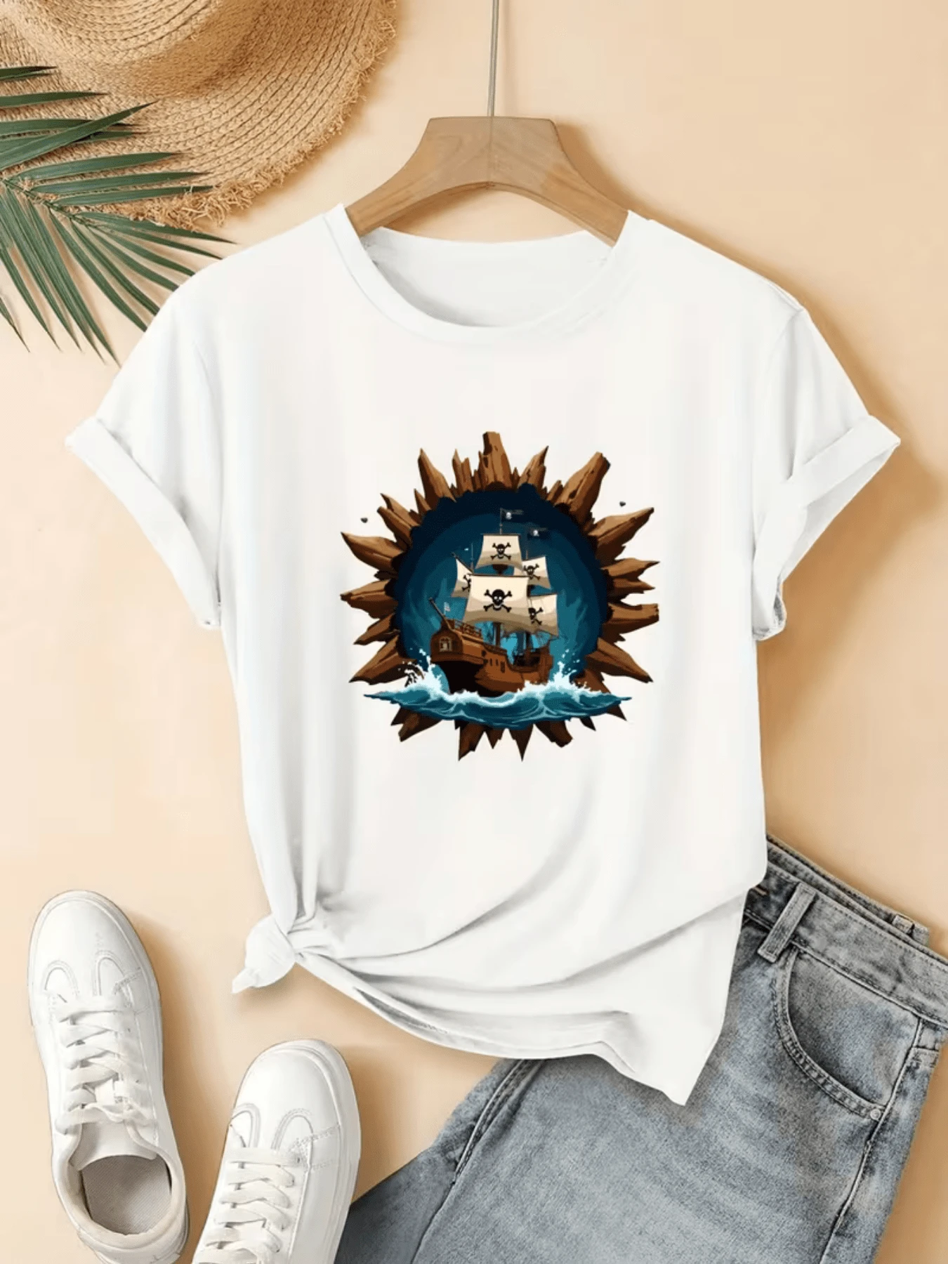 Barco pirata navegando entre olas azules con calaveras en las velas simbolizando aventura y espíritu libre dentro de un círculo que parece romper el horizonte camiseta de mujer casual moderna cómoda para verano - Blanco - Ver 1