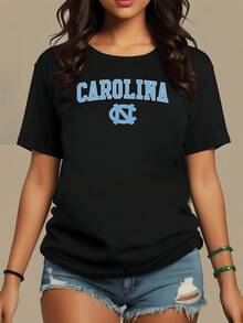 Letras grandes en azul celeste con palabra CAROLINA simbolizan energía juvenil y actitud positiva hacia la vida ideal para expresar confianza y frescura camiseta de mujer casual moderna - Negro - Ver 8