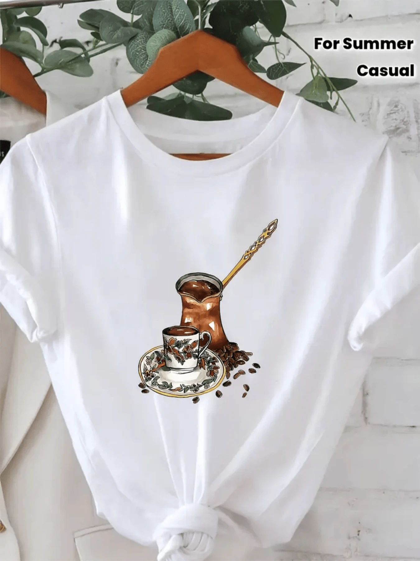 Taza con flores y granos de café junto a una cafetera que simboliza la energía matutina y la calidez del momento con aroma artesanal camiseta de mujer casual para verano elegante y cómoda - Blanco - Ver 1
