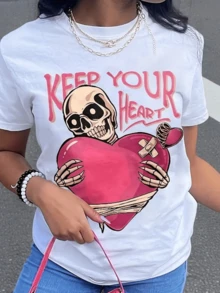 Calavera sostiene un gran corazón rosado simbolizando la fuerza interior que protege los sentimientos sinceros y la vitalidad del amor eterno camiseta de mujer casual moderna - Blanco - Ver 1