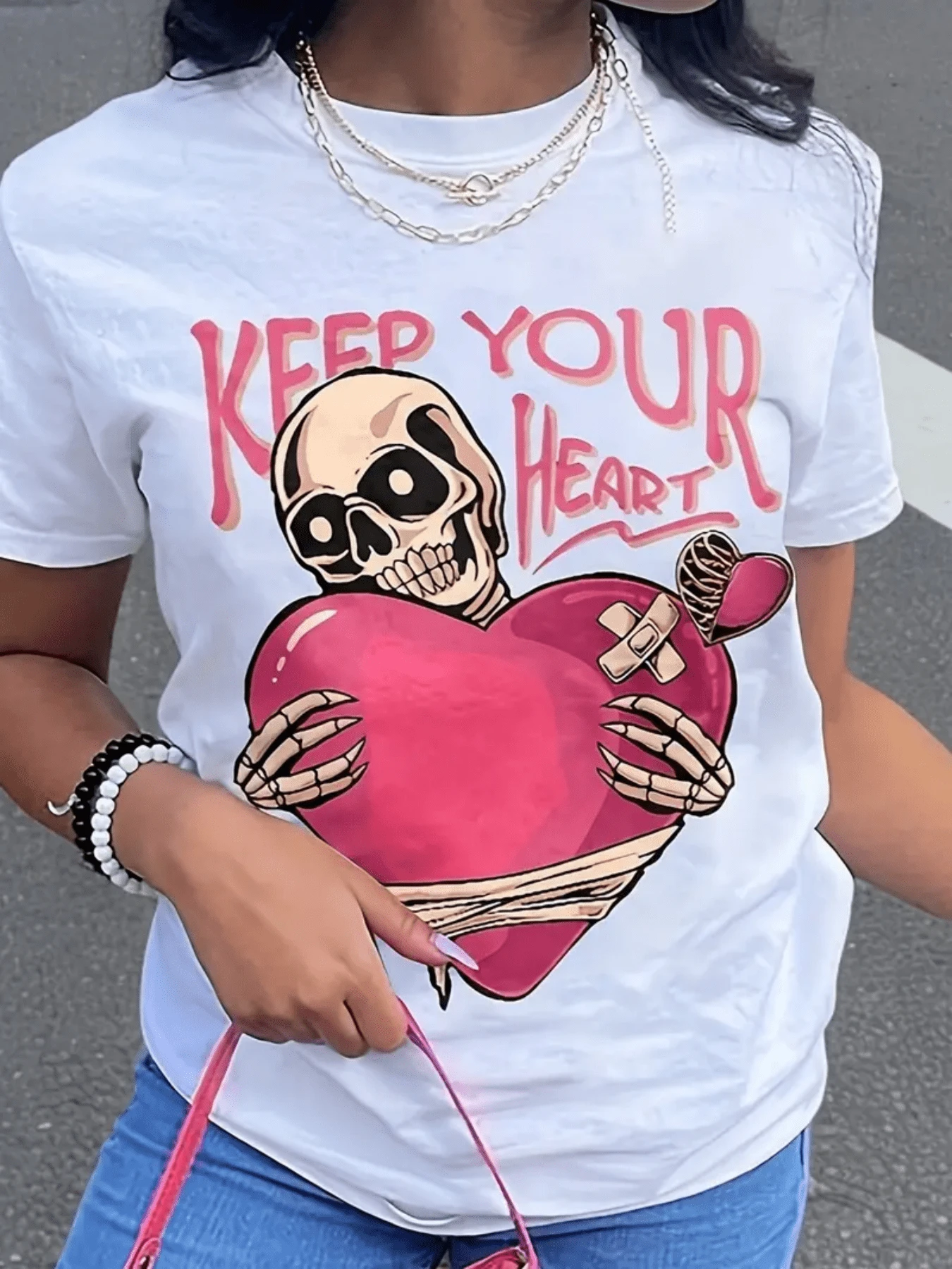 Calavera sostiene un gran corazón rosado simbolizando la fuerza interior que protege los sentimientos sinceros y la vitalidad del amor eterno camiseta de mujer casual moderna - Blanco - Ver 1