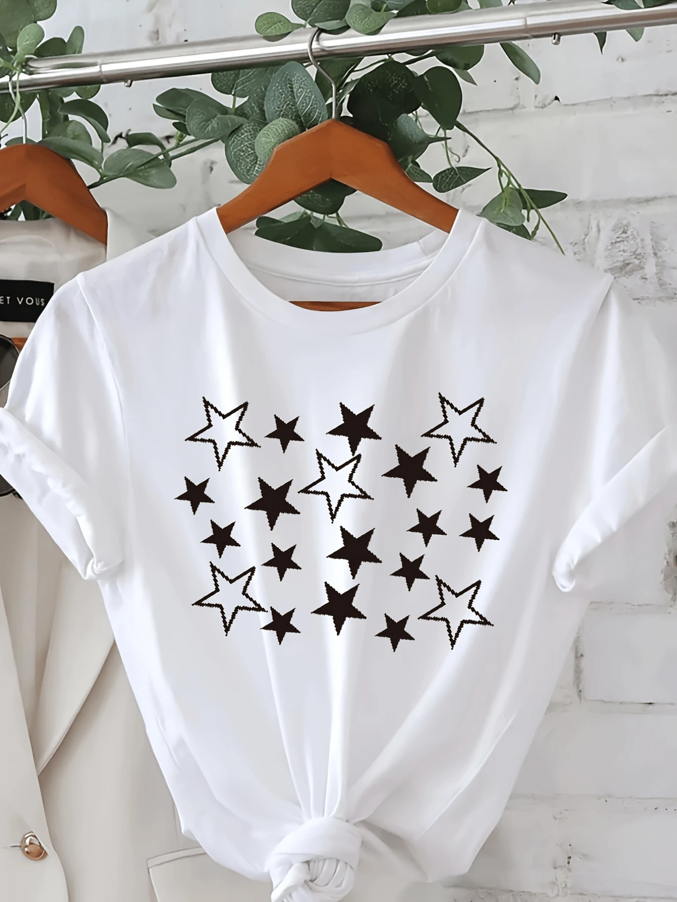 Grouped Stars Representing Dreams That Shine Together Symbolizing Hope, Harmony, And Celestial Energy In Every Detail. A Modern, Comfortable, And Perfect White Women's T-Shirt For Everyday Wear. - 白色 - 查看 1