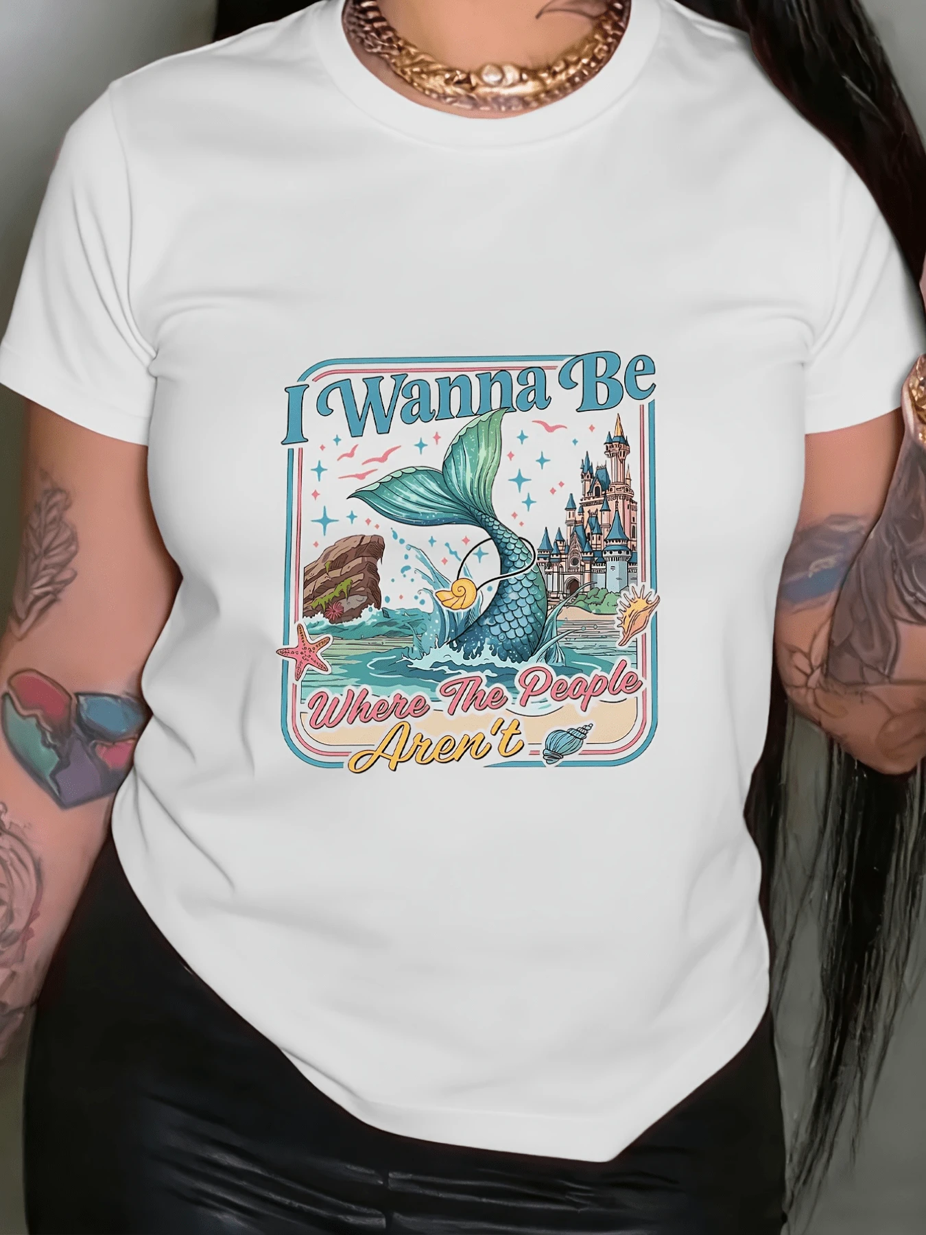 Sirena con cola verde emergiendo del mar frente a un castillo brillante rodeada de estrellas con mensaje inspirador que evoca libertad y deseo de vivir lejos del bullicio camiseta de mujer casual moderna cómoda para verano - Blanco - Ver 1