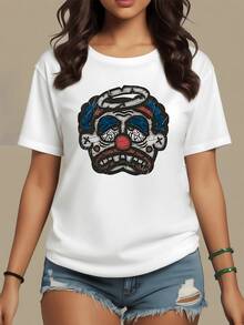Rostro de payaso con halo y lágrimas que simboliza la lucha interna entre la tristeza y la esperanza transmitiendo una mezcla intensa de emociones camiseta de mujer casual cómoda y moderna - Blanco - Ver 1