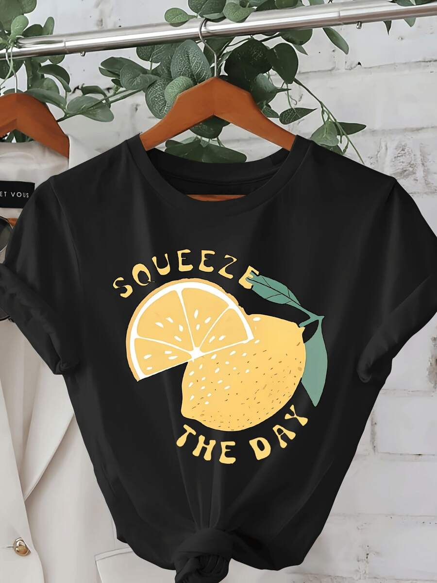 Half A Bright Lemon With Green Leaves Symbolizing Energy, Optimism, And Freshness, Inviting You To Seize Each Day With Joy. A Modern, Comfortable, Casual Women's T-Shirt For Everyday Wear. - 黑色 - 查看 1