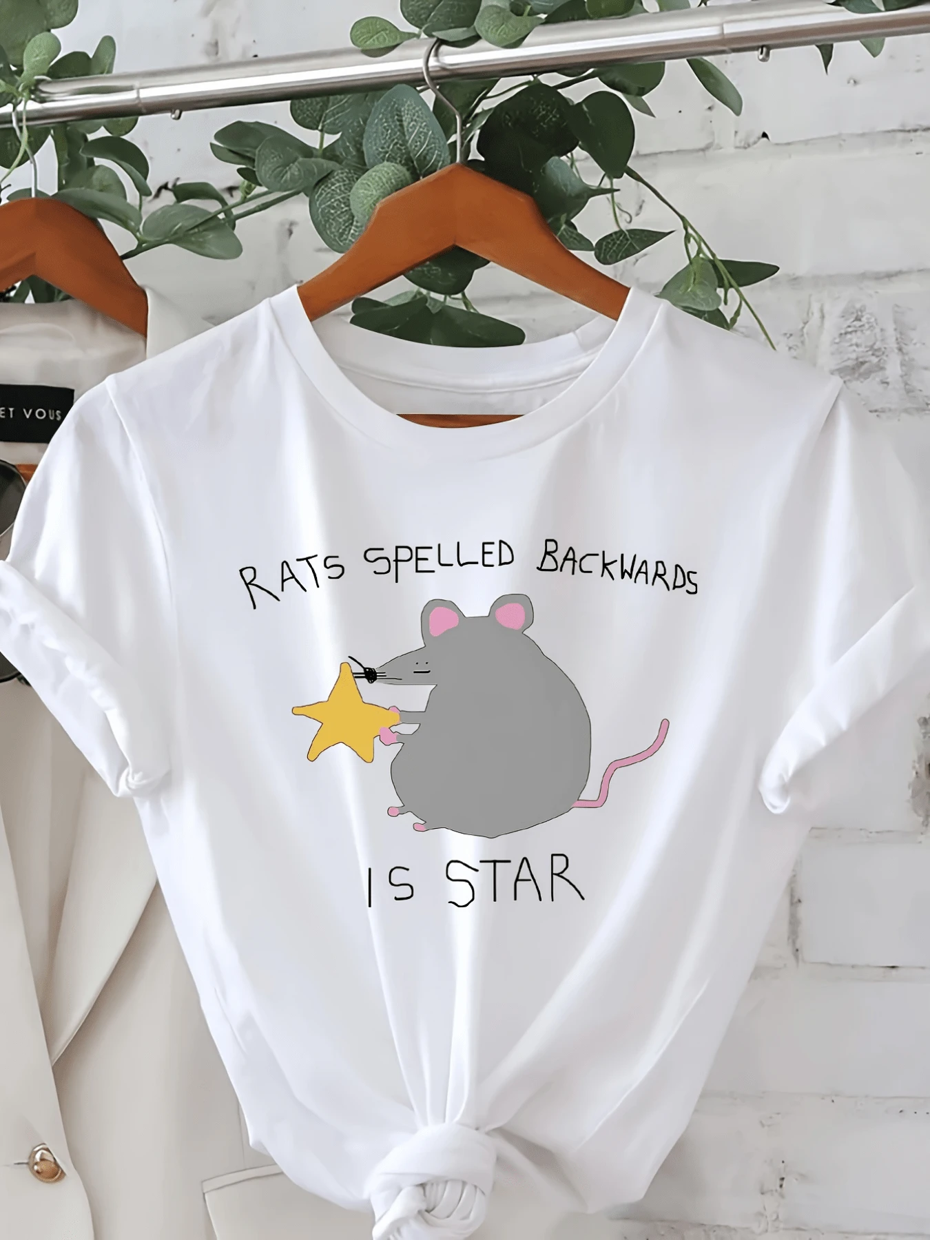 Ratita gris sosteniendo una estrella amarilla simboliza la magia de hallar luz en lo simple y transforma el sentido de las palabras con ternura y humor camiseta de mujer casual moderna cómoda ideal para uso diario - Blanco - Ver 1