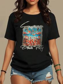 Escena veraniega llena de energía con personas disfrutando del sol sobre la arena junto a sombrillas y globos de colores reflejando momentos felices y libertad camiseta de mujer casual cómoda para uso diario - Negro - Ver 1