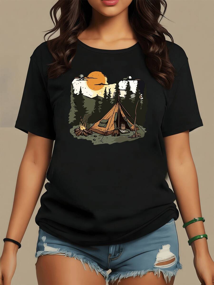 A Warm Sunset Over Snow-Covered Mountains With A Campsite Surrounded By Pine Trees And A Lit Campfire Evokes Freedom, Nature, And Calm. A Comfortable, Casual Women's T-Shirt For Outdoor Adventures. - 黑色 - 查看 1