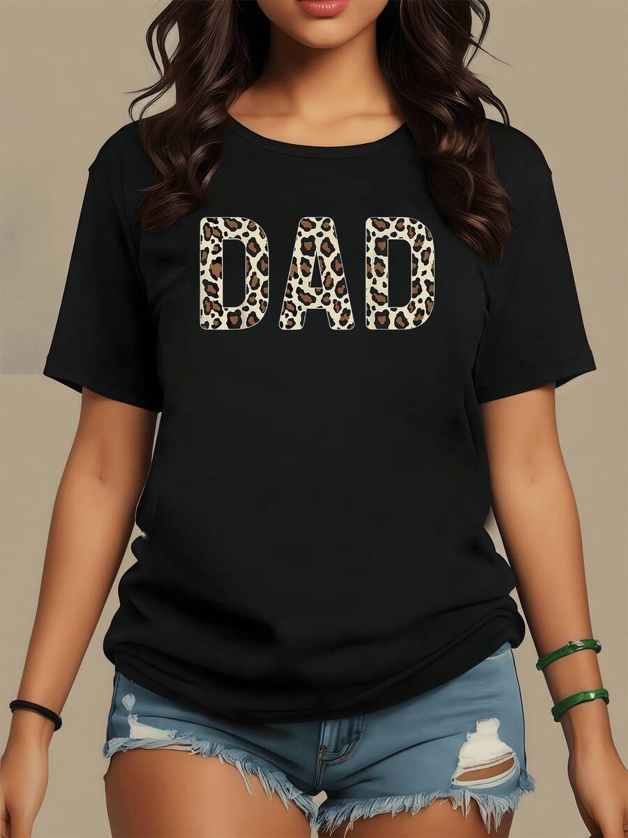 Texto con letras grandes que forman la palabra DAD decoradas con estampado de leopardo simbolizando fuerza carácter y un vínculo familiar lleno de amor y orgullo camiseta de mujer casual cómoda y moderna para uso diario - Negro - Ver 1