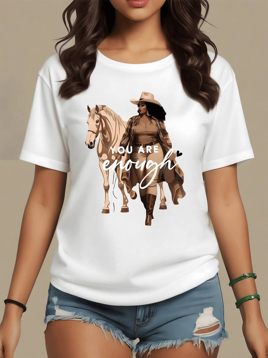 Figura de una mujer fuerte con sombrero junto a un caballo simbolizando coraje libertad y confianza interior con texto inspirador YOU ARE ENOUGH camiseta de mujer casual moderna cómoda para uso diario - Blanco - Ver 1