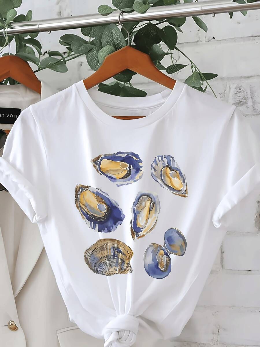 Conchas marinas pintadas con tonos dorados y azul profundo que evocan la serenidad del océano y la belleza natural del mar camiseta de mujer casual elegante para uso diario cómoda y moderna - Blanco - Ver 1