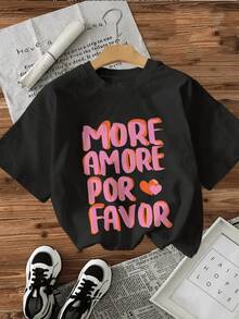 Texto vibrante que transmite un mensaje alegre y positivo invitando a difundir el cariño y la empatía con letras grandes en tonos rosados que inspiran ternura y energía camiseta de mujer casual moderna ideal para expresar buenos sentimientos - Negro - Ver 6
